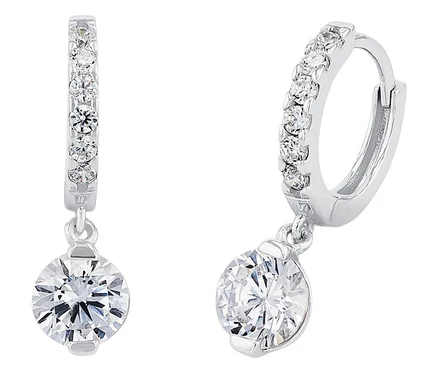 Nahaufnahme von Amor Ohrschmuck mit Herz-Motiv, bestehend aus zwei Ohrringen mit runden, klaren Zirkonia-Anhängern an silbernen Reifen.