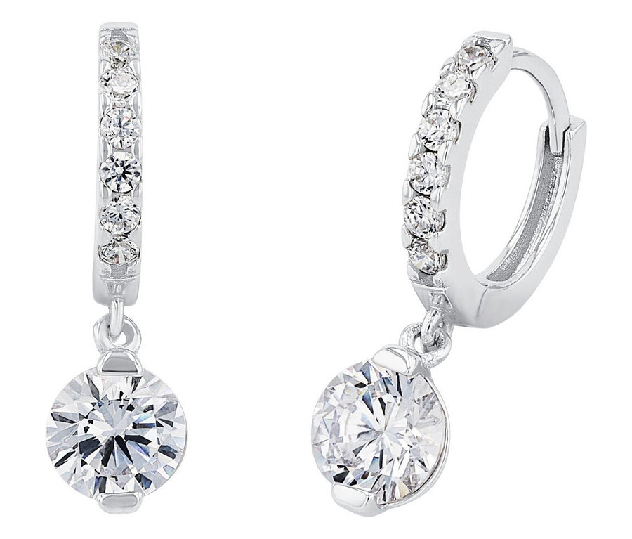 Nahaufnahme von Amor Ohrschmuck mit Herz-Motiv, bestehend aus zwei Ohrringen mit runden, klaren Zirkonia-Anhängern an silbernen Reifen.