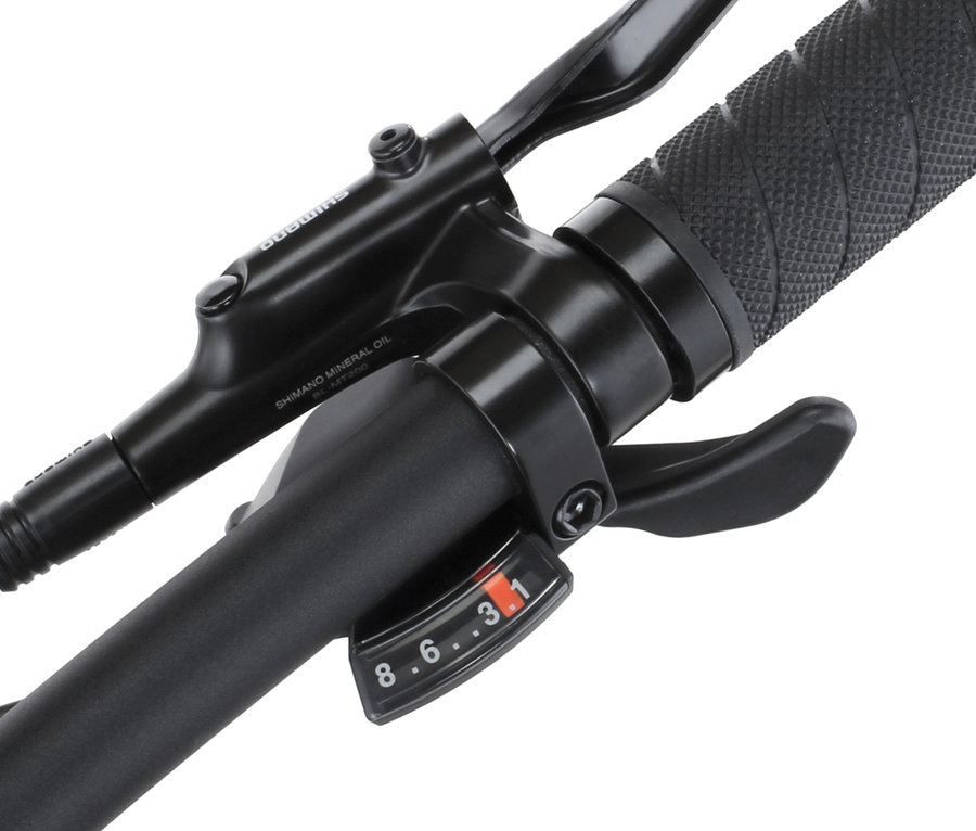 Nahaufnahme vom schwarzen Lenkergriff und der Gangschaltung eines FISCHER MTB E-Bike MONTIS MOVE 01 474 D.