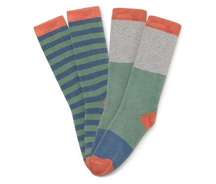 Zwei Paar Socken liegen auf weißem Grund. Ein Paar ist grün-blau gestreift, das andere grau-grün-blau mit orangefarbenen Details.