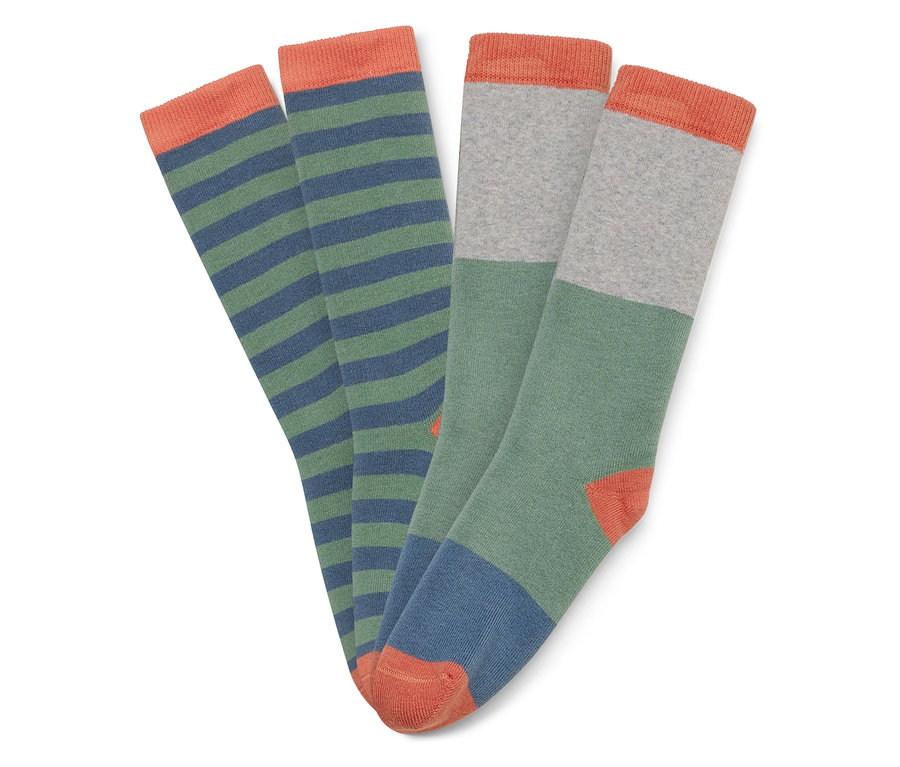 Zwei Paar Socken liegen auf weißem Grund. Ein Paar ist grün-blau gestreift, das andere grau-grün-blau mit orangefarbenen Details.