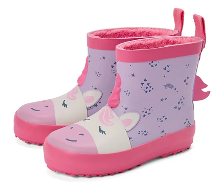 Paar lila Kindergummistiefel mit Einhornmotiv und pinkfarbener Sohle stehen nebeneinander.