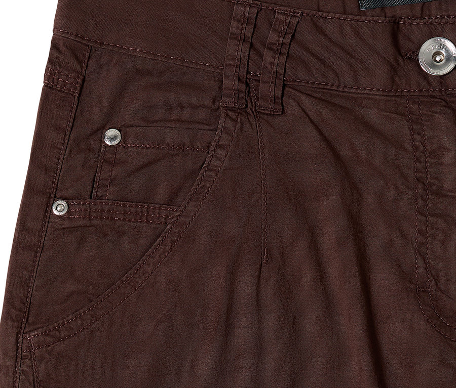 Braune CECIL Barrel "Scarlett" Hose mit sichtbaren Taschen, Nieten und Knopfverschluss.