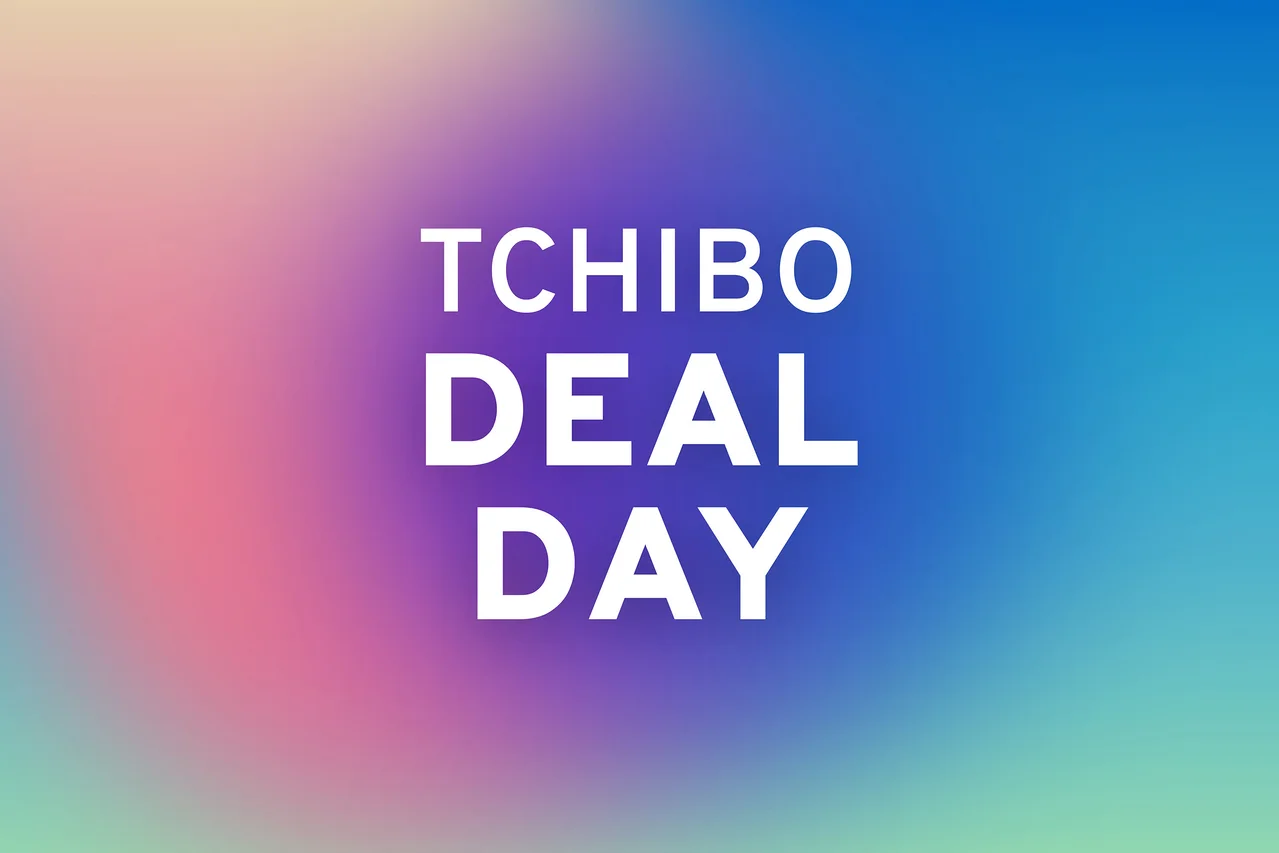 Weißer Text „TCHIBO DEAL DAY“ auf einem Farbverlaufshintergrund in Rosa, Lila und Blau.