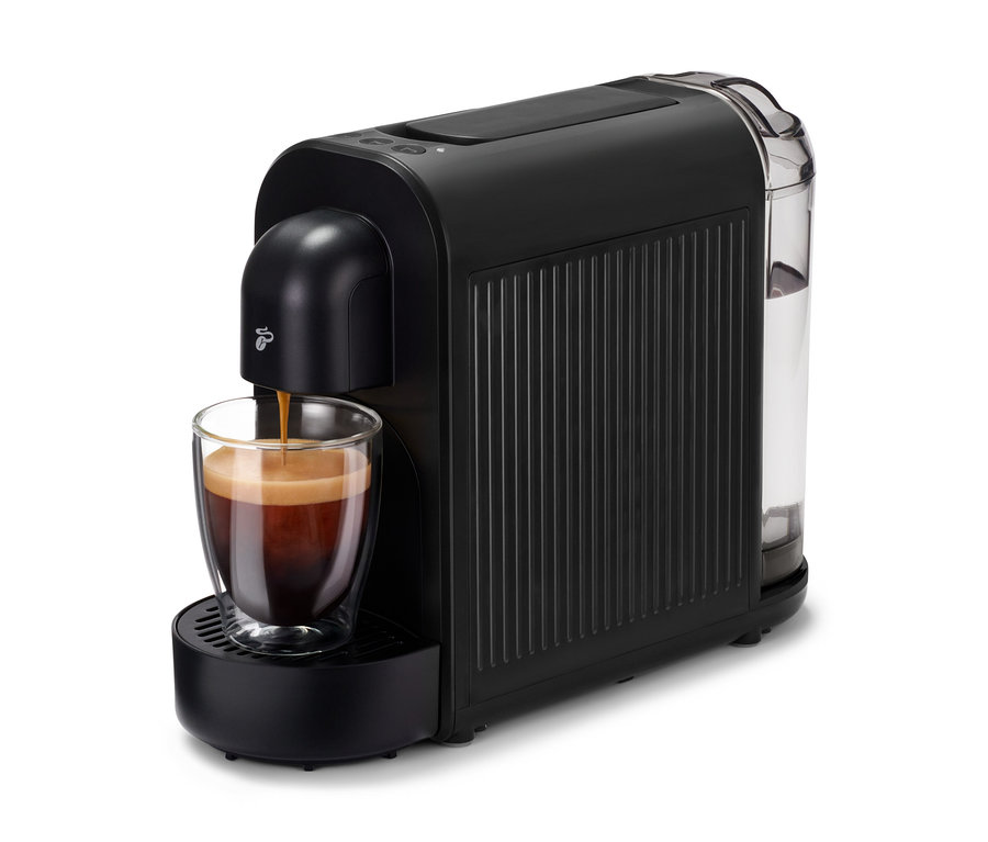 Die schwarze Cafissimo now black Kaffeemaschine füllt Kaffee in ein Glas.