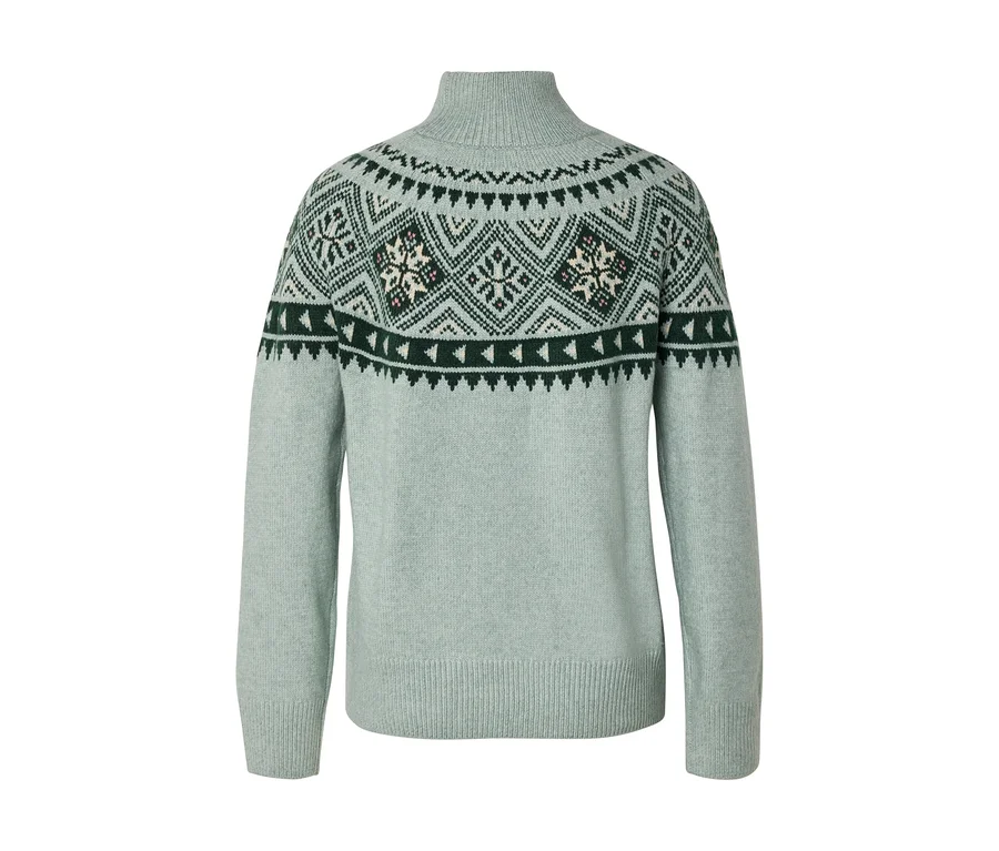 Hellgrüner Rollkragenpullover mit dunkelgrünem, weißem und hellgrünem Fair-Isle-Muster an Schultern und Brust, mit geometrischen Formen und Schneeflockenmotiven. Gerippte Bündchen und Saum.