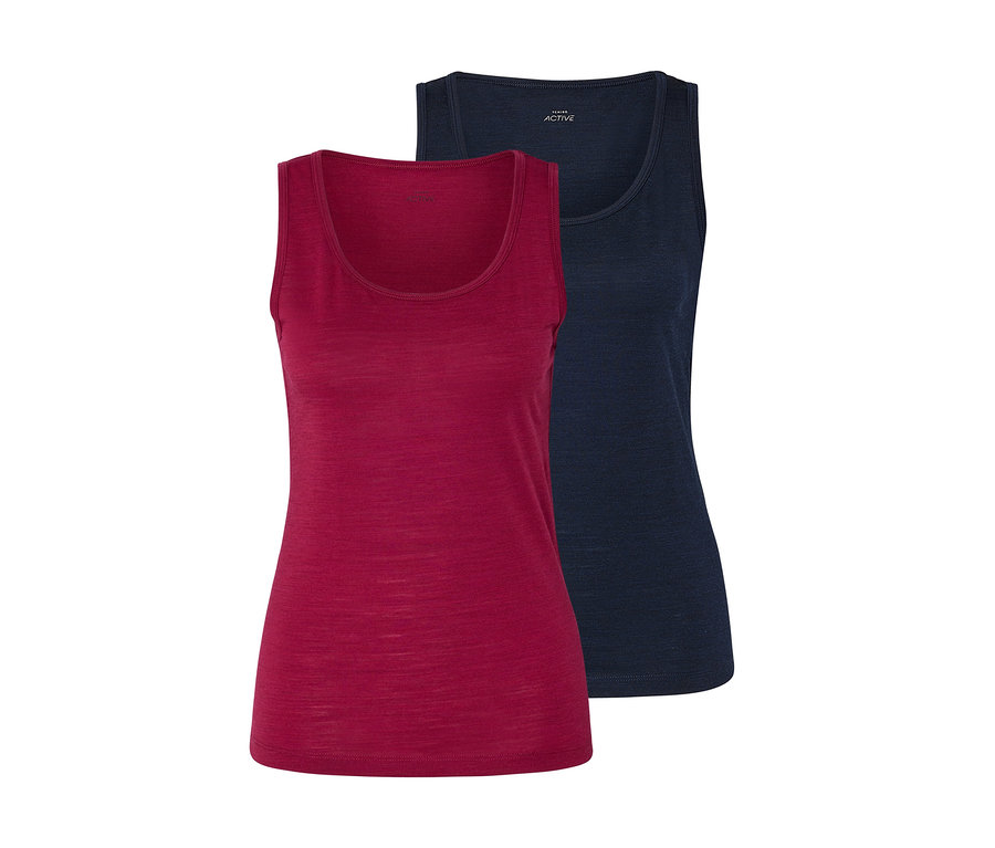 Zwei Tanktops: ein dunkelrotes im Vordergrund und ein dunkelblaues mit „ACTIVE“-Etikett im Hintergrund.