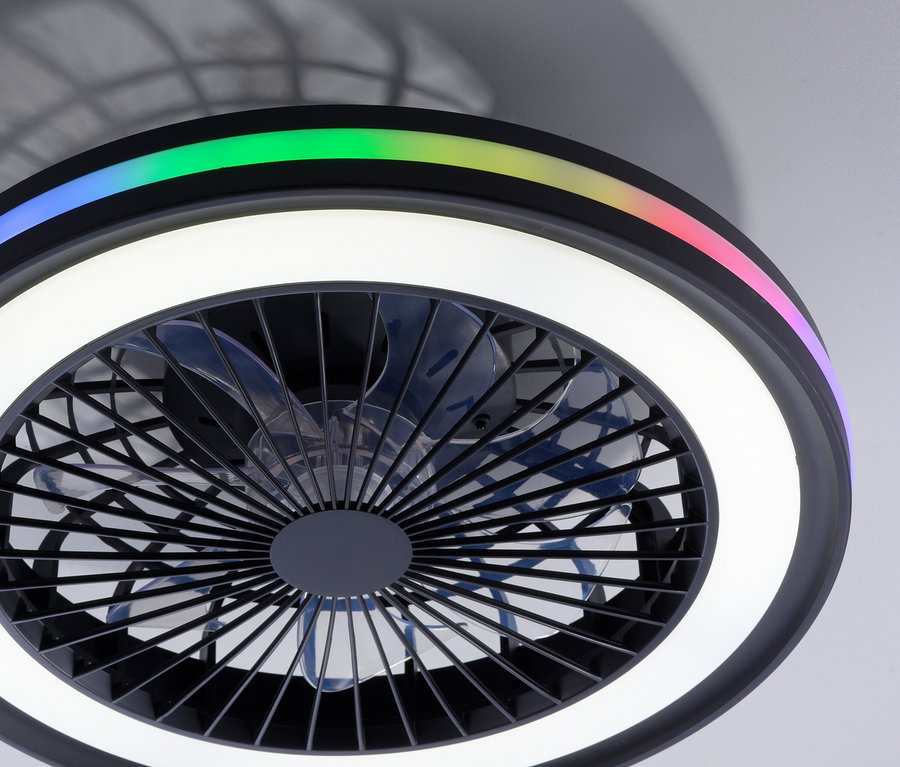 Schwarzer Deckenventilator mit integriertem weißem LED-Lichtring und einem äußeren farbigen RGB-Lichtstreifen, an einer hellen Decke montiert.