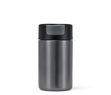 Grauer Kambukka To-Go-Becher auf weißem Hintergrund.