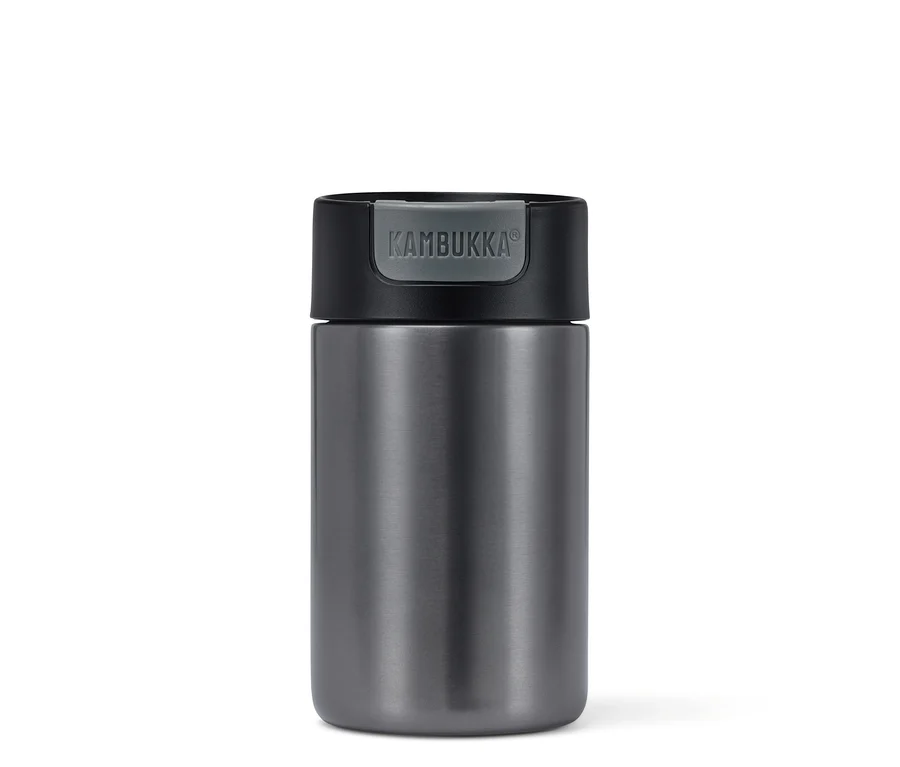 Grauer Kambukka To-Go-Becher auf weißem Hintergrund.