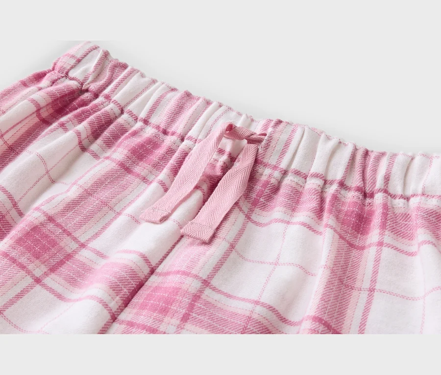Nahaufnahme einer rosa-weiß karierten Pyjamahose mit elastischem Bund und rosa Zugband.