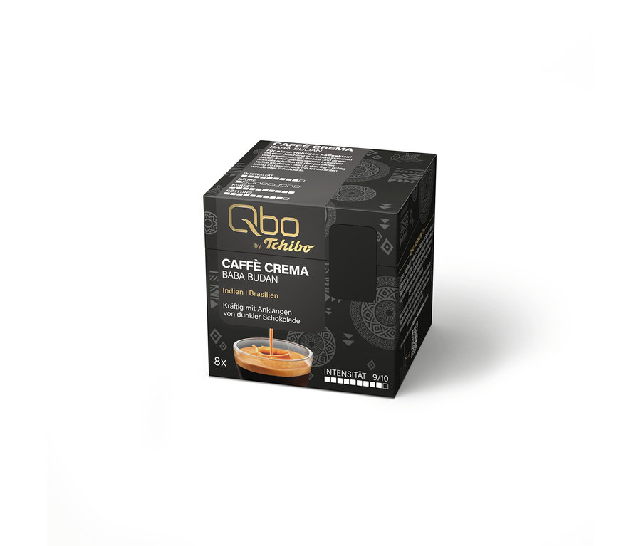 Schwarze Qbo by Tchibo Caffè Crema Baba Budan Kaffeekapselpackung mit Aufschrift „Indien | Brasilien“, „Kräftig mit Anklängen von dunkler Schokolade“, „8x“ und „Intensität 9/10“. Eine Tasse Kaffee mit Crema ist abgebildet.