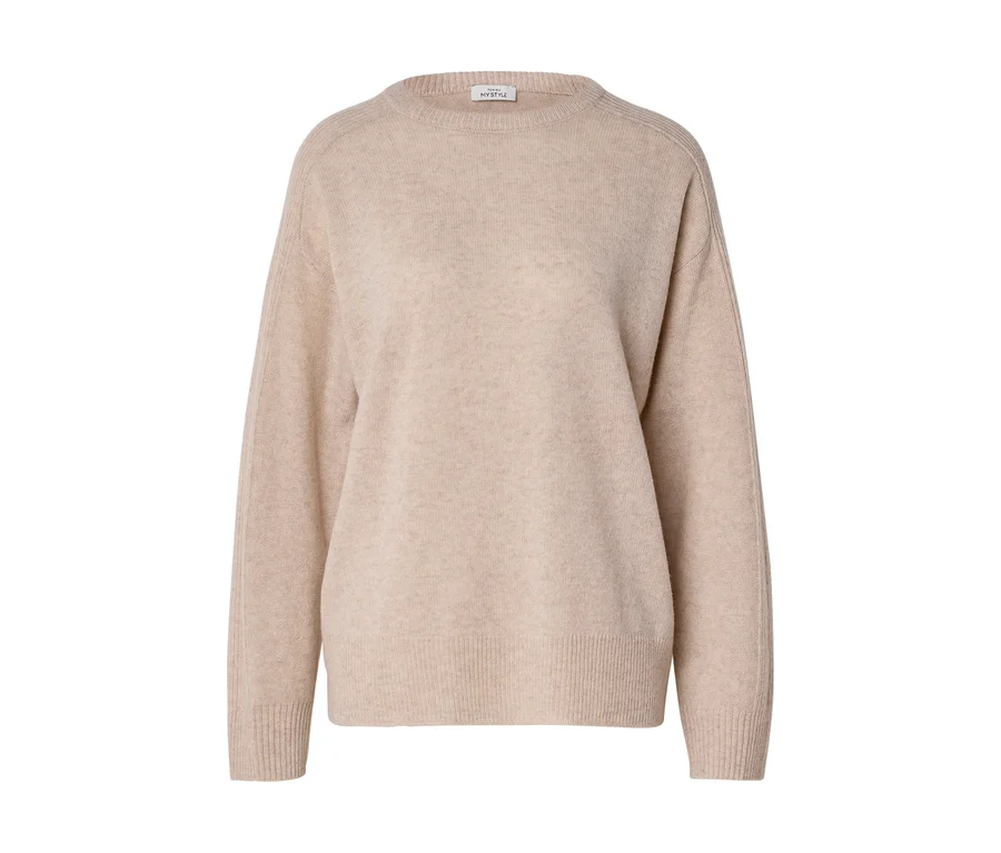 Beiger Feinstrickpullover mit Rundhalsausschnitt, langen Ärmeln, Rippbündchen und „MYSTYLE“-Etikett.