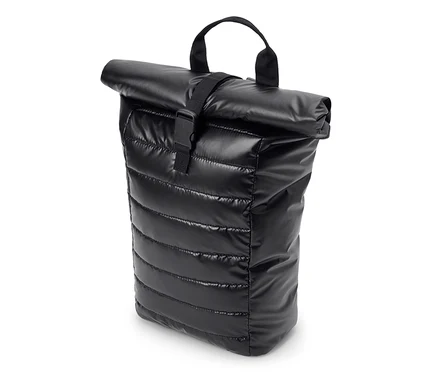 Schwarzer, glänzender, gepolsterter Outdoor-Rucksack mit Rollverschluss, der mit einem schwarzen Riemen und Schnalle gesichert ist, und einem Tragegriff.