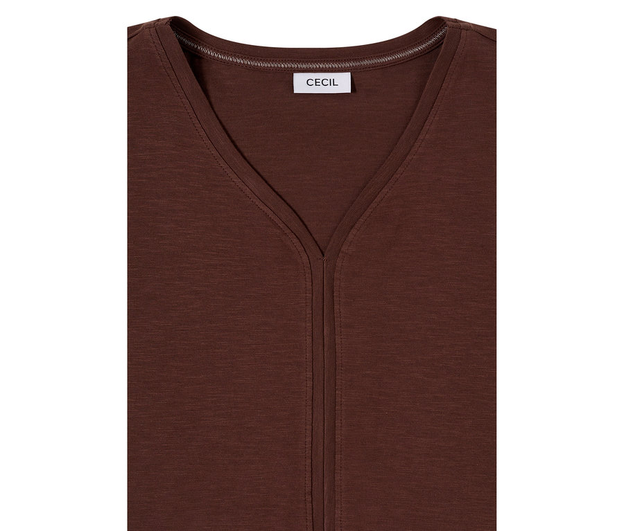 Nahaufnahme des braunen CECIL Tunika-Shirts mit V-Ausschnitt und mittiger Naht.