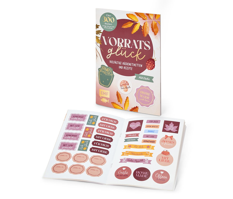 Buch »Vorratsglück« mit herbstlichem Design und ein offenes Stickerbuch mit verschiedenen Küchenetiketten.