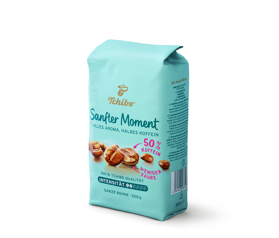 Eine Packung Tchibo Sanfter Moment - 4x 500g Ganze Bohne auf weißem Hintergrund.