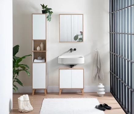 Ein Badezimmer zeigt einen Roba Hochschrank »Morena« in Grau mit Artisan-Eiche, sowie einen weißen Roba Waschbeckenunterschrank »Morena« mit Artisan-Eiche.