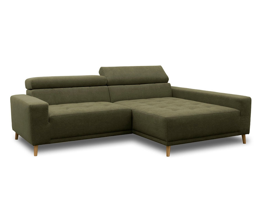 Olivgrünes Ecksofa mit verstellbaren Kopfstützen, getufteten Sitzflächen und hellen Holzfüßen.