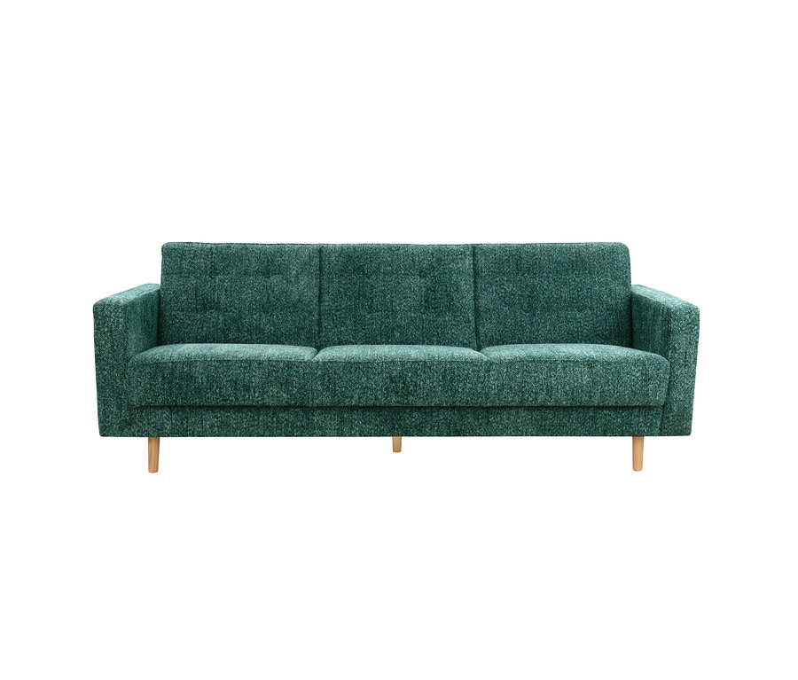 Grünes 3-Sitzer Schlafsofa Janny mit Holzfüßen auf weißem Hintergrund.