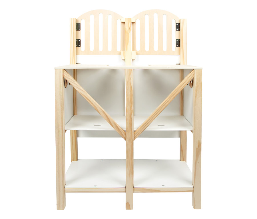 Der small foot Hobby-Horse-Pferdestall aus Holz mit zwei Regalböden und zwei Stalltüren im oberen Bereich.