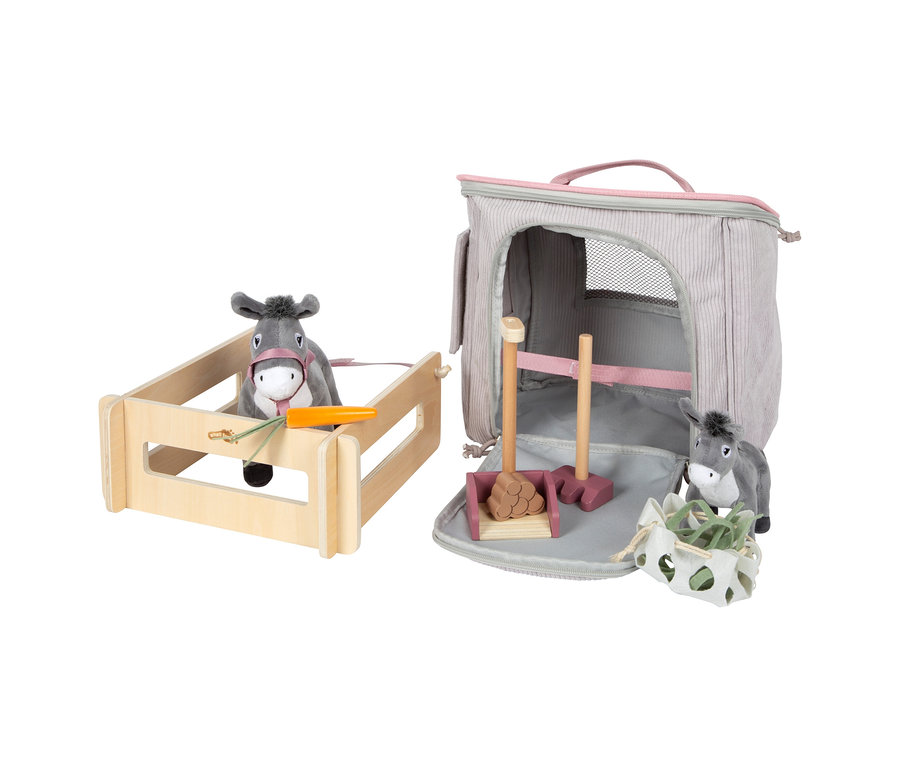 small foot Spielset Esel mit Stall: Zwei Plüsch-Esel, einer in einem Holzstall mit Karotte, der andere vor einer geöffneten grauen Stalltasche mit Zubehör.