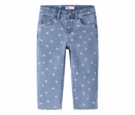 Hellblaue Jeans aus Denim mit einem Muster aus kleinen, pastellfarbenen Herzen. Mit Knopf, Reißverschluss, Gürtelschlaufen und Vordertaschen.