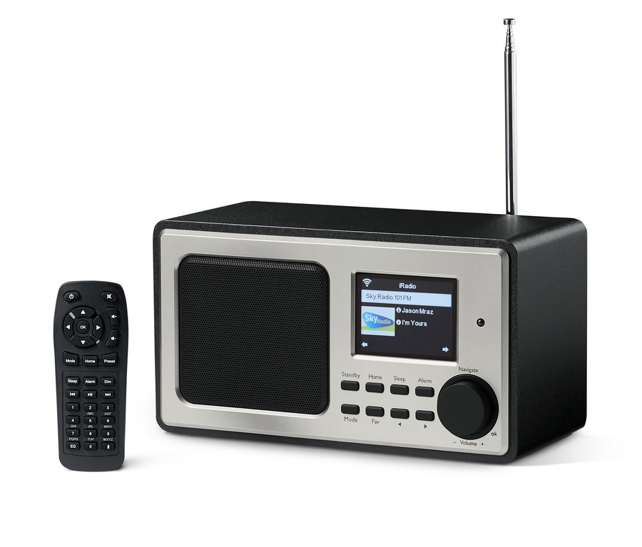 Ein schwarz-silbernes WLAN-Internetradio mit Farbdisplay und Fernbedienung.