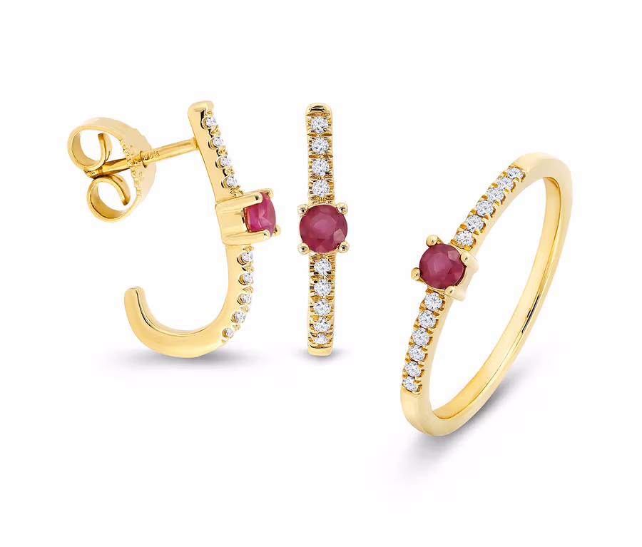 Goldene Ohrstecker und Ring mit Rubinen und Diamanten.