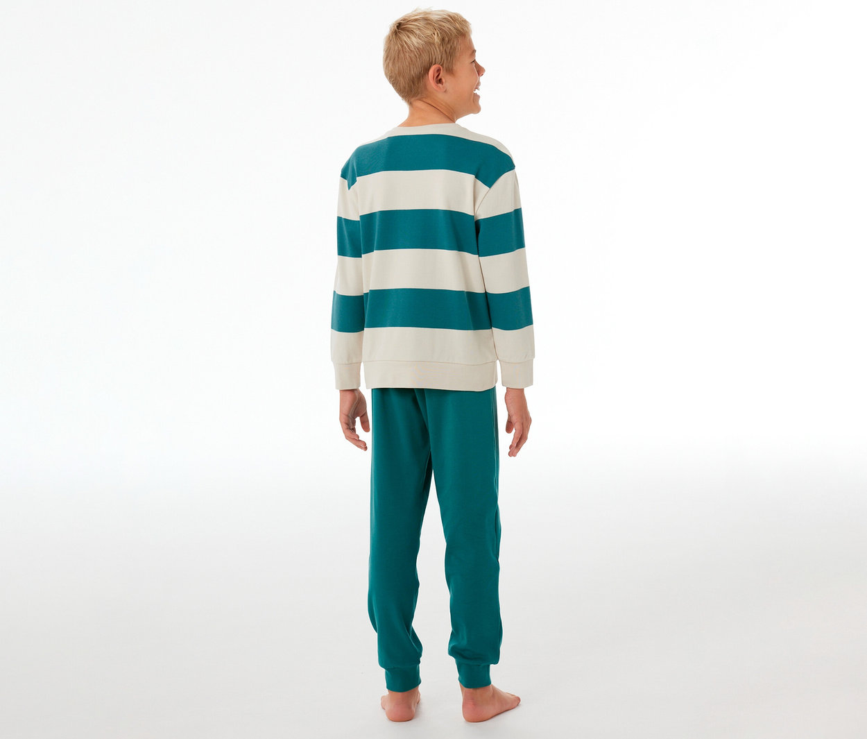 Ein Junge von hinten, leicht nach rechts gedreht, trägt einen SCHIESSER Kinder-Interlock-Pyjama. Das Oberteil ist gestreift in Petrol und Creme, die Hose ist petrolfarben.