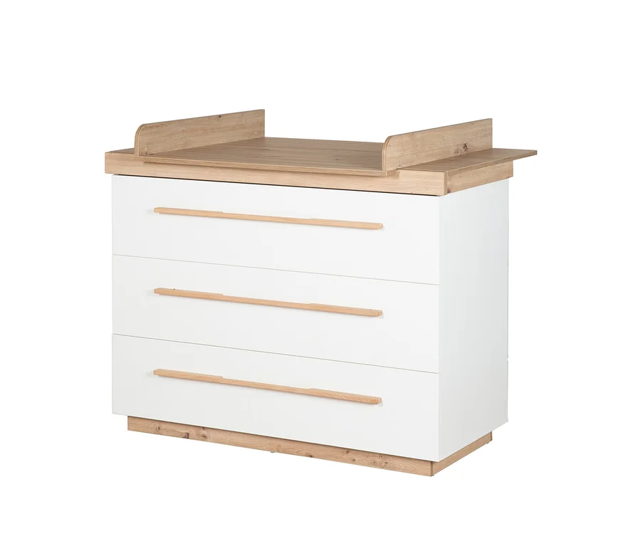 Weißer Wickeltisch mit drei Schubladen und hellbraunen Holzgriffen, oben mit abnehmbarem Wickelaufsatz aus Holz.