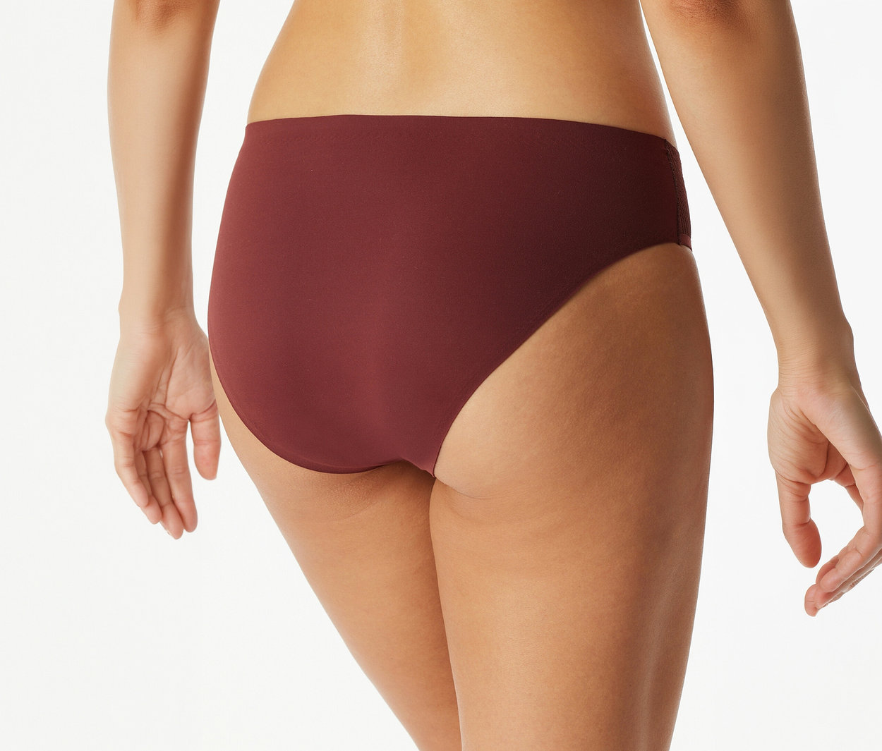 Rückenansicht einer Person, die einen dunkelroten Slip trägt.