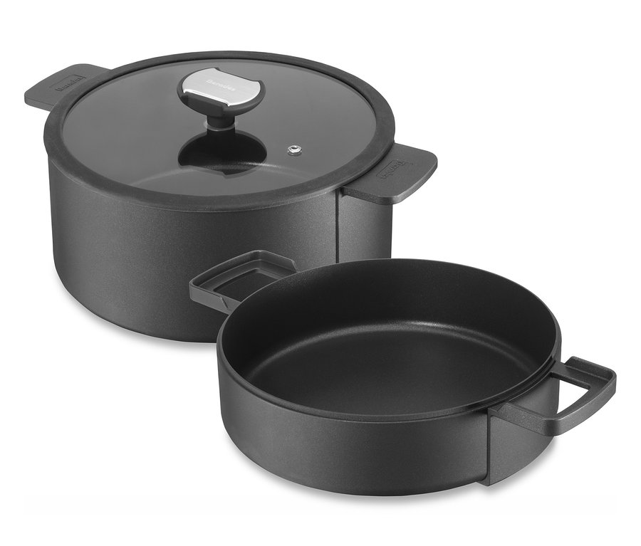 Ein schwarzes multifunktionales Premium-Kochgeschirr-Set »b.double round« von Berndes©, bestehend aus einem Topf mit Deckel und einer Bratpfanne.
