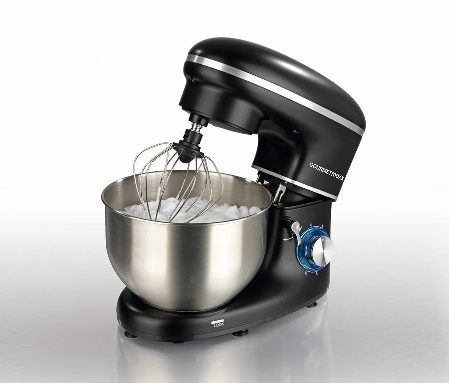 Schwarze GOURMETmaxx Küchenmaschine mit Edelstahlschüssel und Schneebesen voller weißer Masse.
