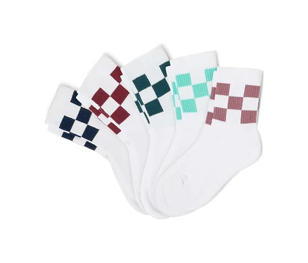 Fünf weiße Socken mit Schachbrettmuster in Marineblau, Burgunderrot, Dunkelgrün, Türkis und Lila liegen nebeneinander.