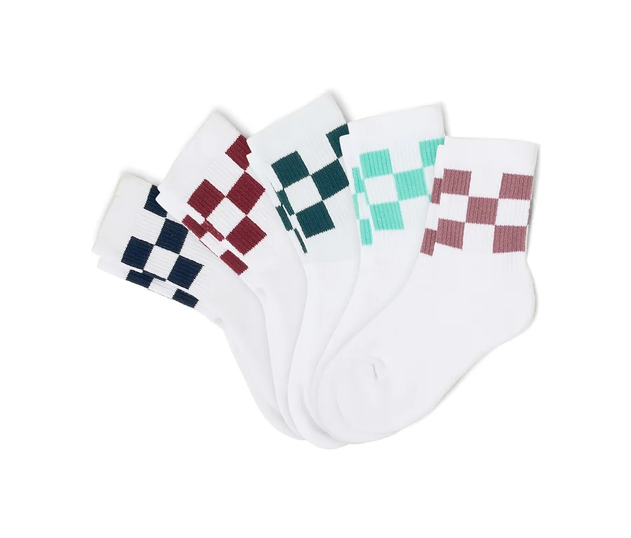 Fünf weiße Socken mit Schachbrettmuster in Marineblau, Burgunderrot, Dunkelgrün, Türkis und Lila liegen nebeneinander.