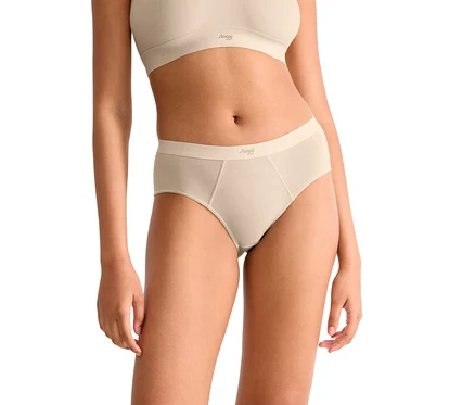 Frauentorso in beigem BH und passendem Slip mit sloggi-Logo vor weißem Hintergrund.