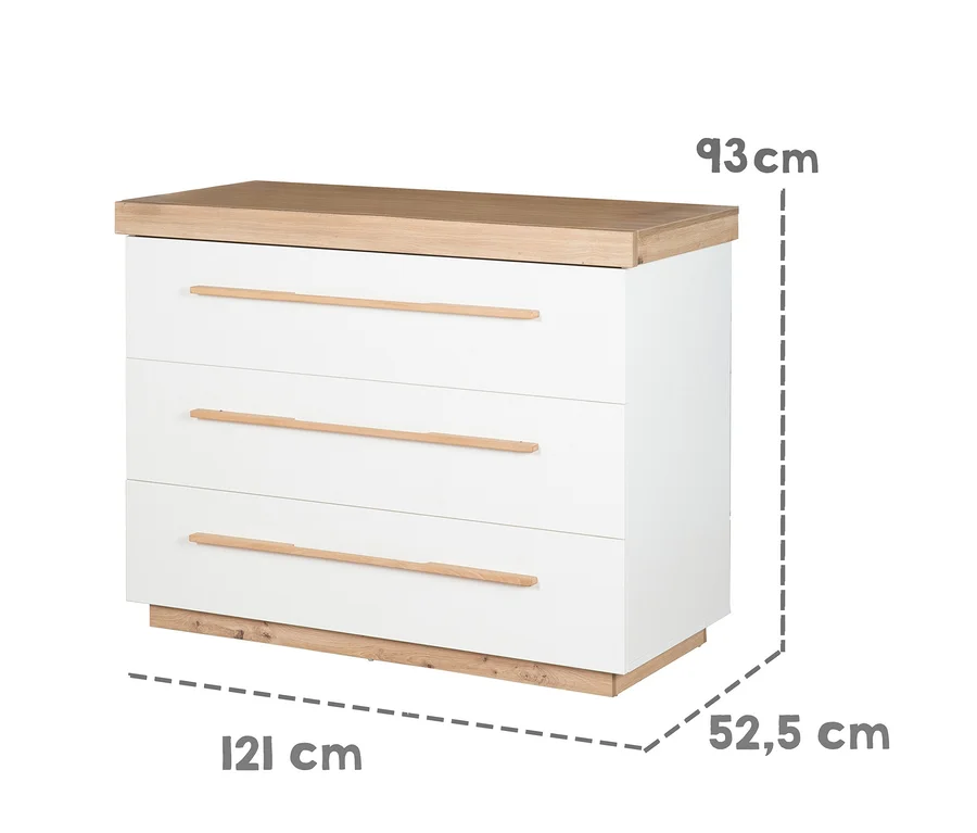 Weiße Kommode mit drei Schubladen, heller Holzplatte, Sockel und Griffen. Maße: 93 cm hoch, 121 cm breit, 52,5 cm tief.