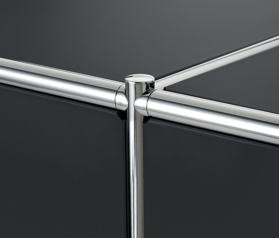 Detailansicht eines Metall-Sideboards mit 2 versetzbaren Klappenfächern.