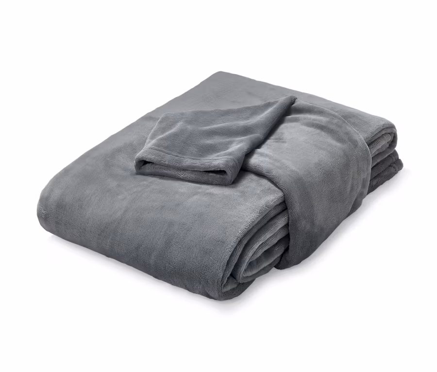 Zusammengelegte Kuscheldecke mit integrierten Ärmeln.