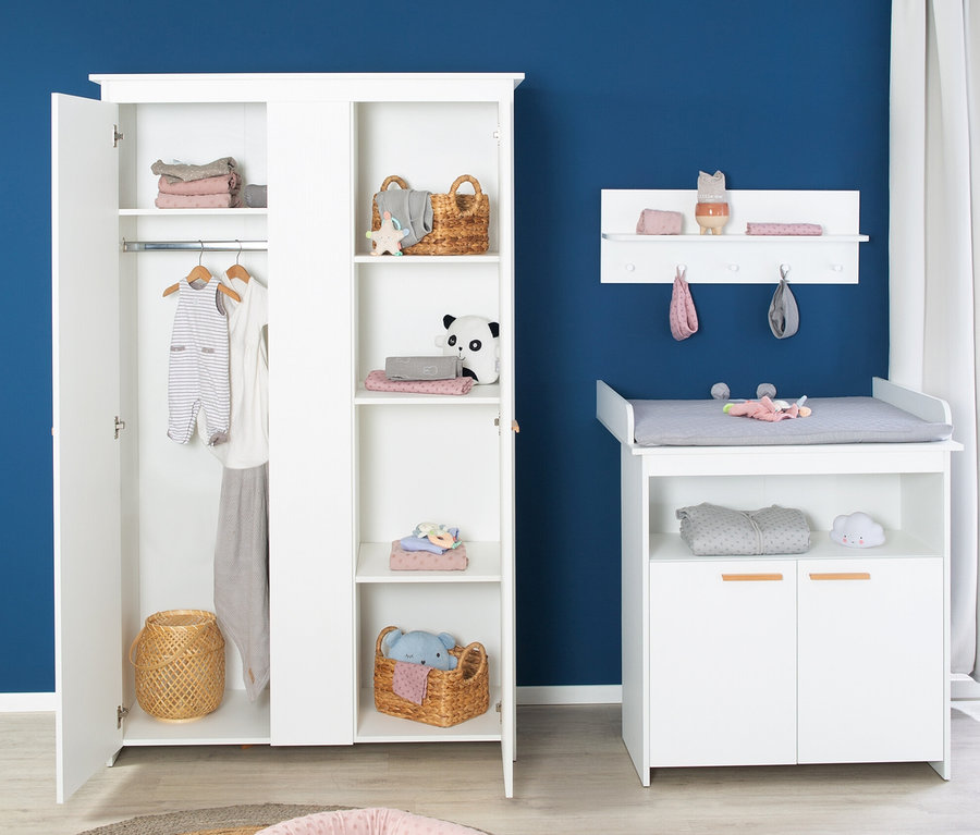 Kinderzimmer mit weißen roba »Anton« Möbeln: Bett, Wickelkommode und Schrank.