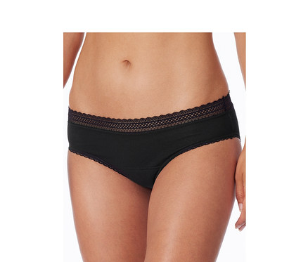 Detailaufnahme von schwarzen Damen-Slips mit Spitze am Bund.