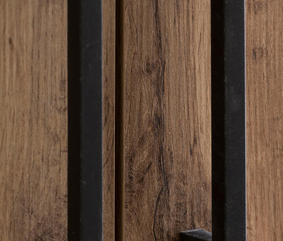 Detailaufnahme der Türen eines braunen Aktenschranks »2000 H650 T2« mit schwarzen Griffen.