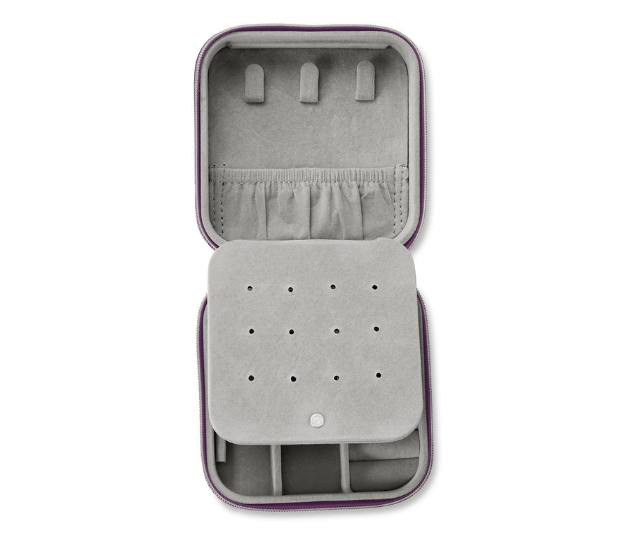 Geöffnetes kleines Schmuckkästchen.