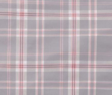 Detailaufnahme von grauer Flanell-Bettwäsche mit Karomuster in Grau, Weiß und Rosa.