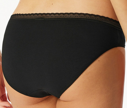 Rückansicht einer Frau, die schwarze Unterwäsche mit Spitze trägt.