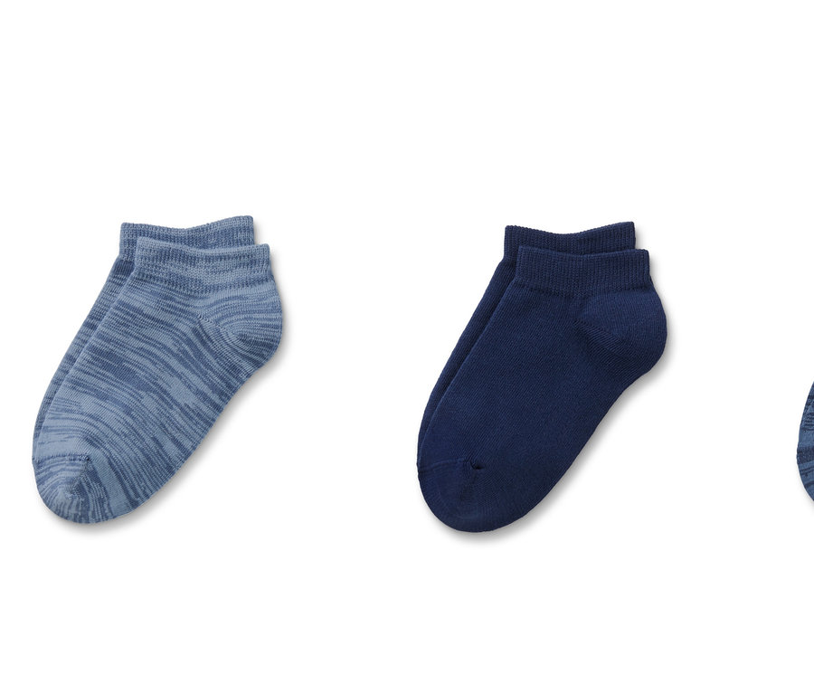 Drei Paar Sneakersocken auf einem weißen Hintergrund.