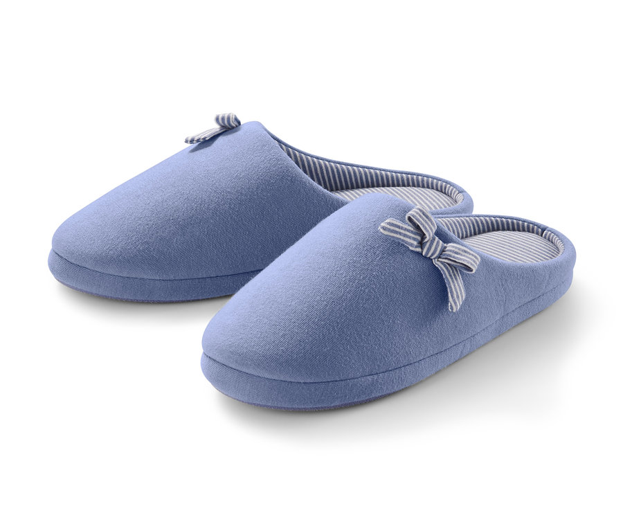 Zwei hellblaue Hausschuhe mit Schleife.