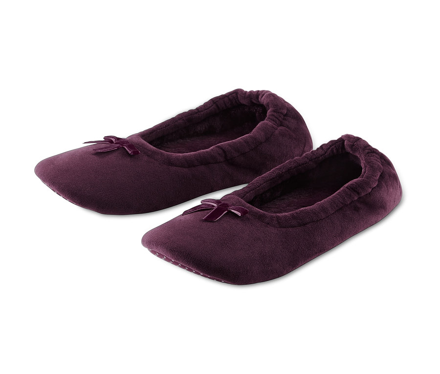 Zwei Paar violette Ballerina-Hausschuhe mit Schleife.