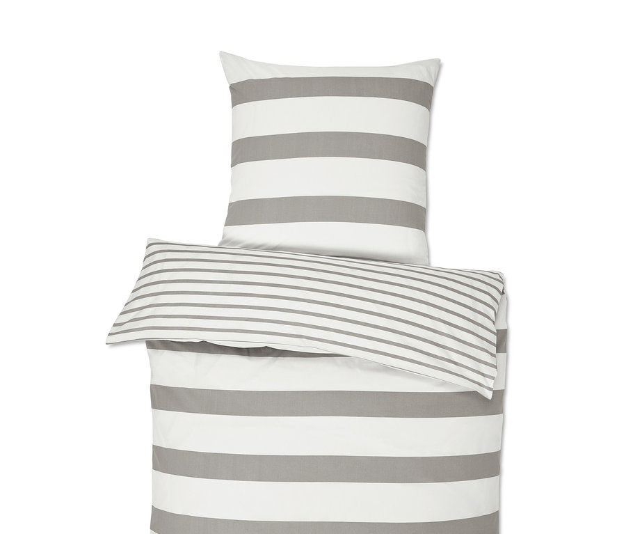 Draufsicht von Perkal-Bettwäsche mit grau-weißen Streifen.